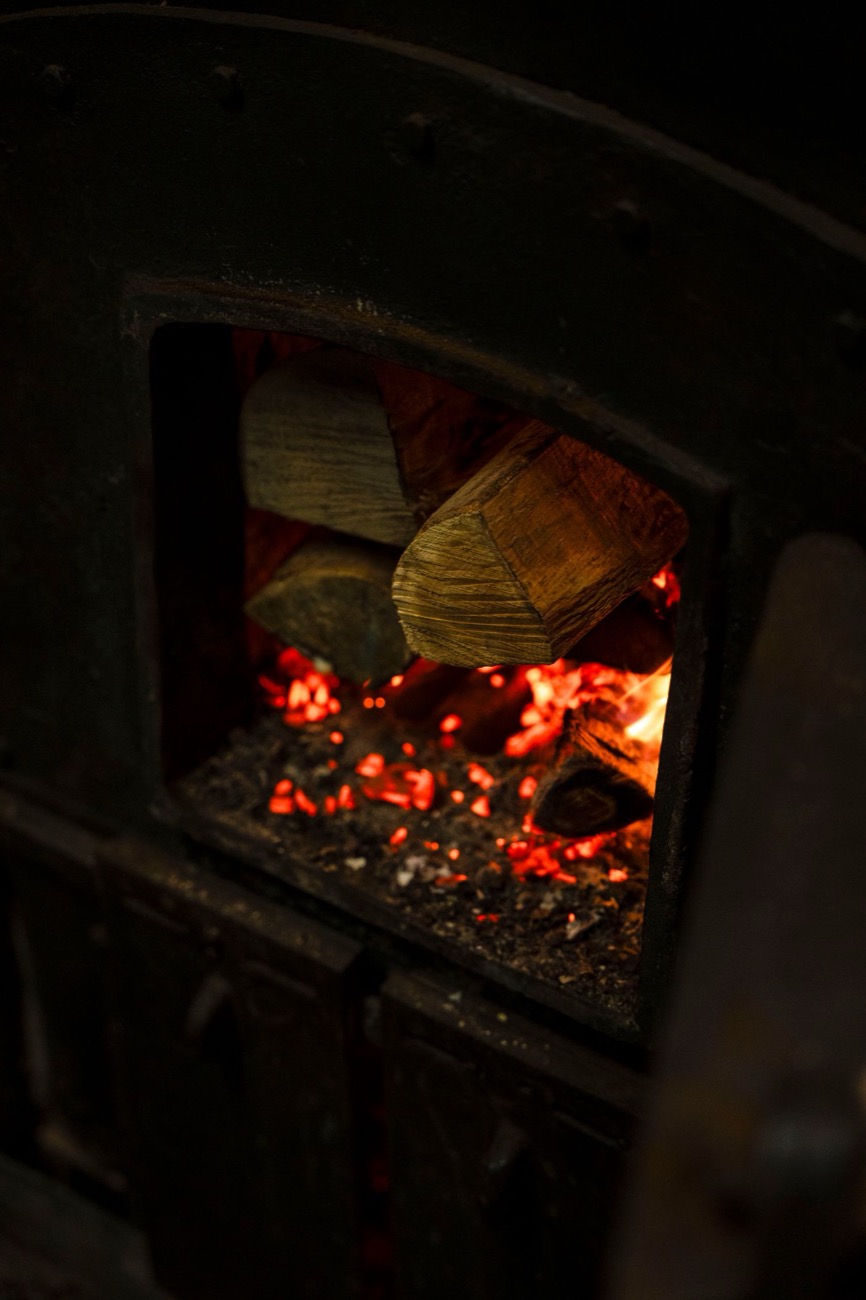 Bûches et braises incandescentes en gros plan dans un foyer